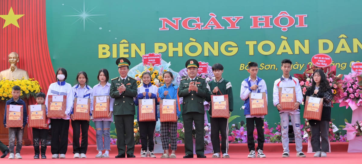Bộ Chỉ huy BĐBP tỉnh Quảng Ninh tặng quà cho các cháu học sinh nghèo trong Chương trình “Nâng bước em tới trường - Con nuôi đồn Biên phòng”, Dự án “Cán bộ, chiến sĩ Quân đội nâng bước em tới trường”. Ảnh: Trung tâm TT&VH Móng Cái.