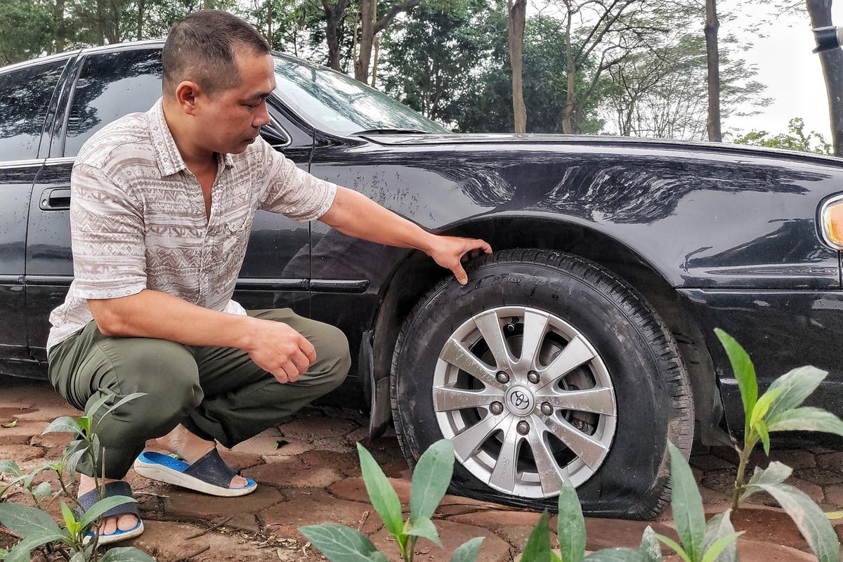 Theo một nhân chứng tại hiện trường cho biết, khoảng 0h ngày 10/4, anh đang ngồi trong xe ô tô thì giật mình khi nghe thấy tiếng xì lốp.