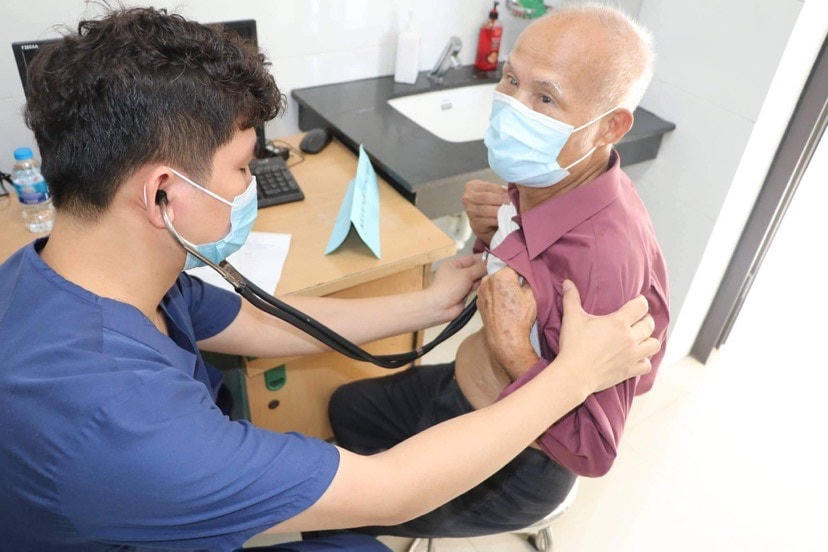 Bác sĩ Lê Văn Thiệu thăm khám cho bệnh nhân.