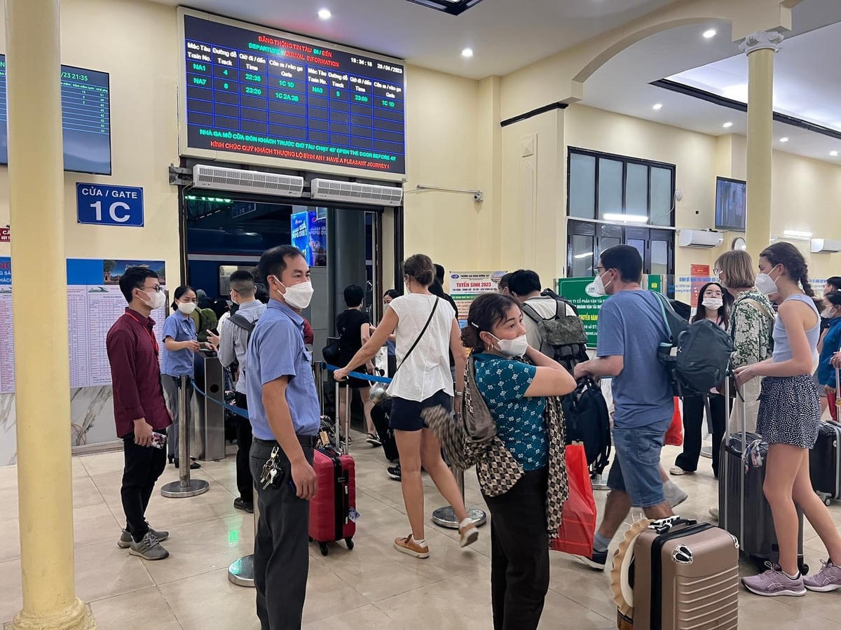 Ngày cuối kỳ nghỉ lễ 2-9: Sân bay, ga tàu, bến xe đông nghịt người
