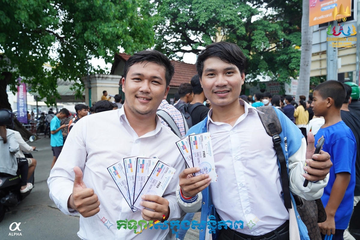 Những CĐV đầu tiên nhận được vé (Ảnh: FFC).