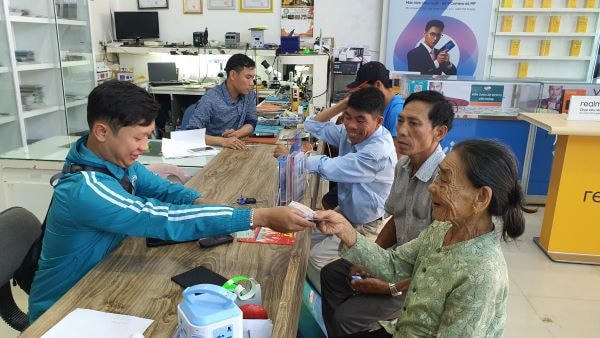 Nhân viên ViettelPay chi trả chính sách trợ giúp xã hội cho đối tượng thụ hưởng tại huyện Phú Lộc, tỉnh Thừa Thiên - Huế.