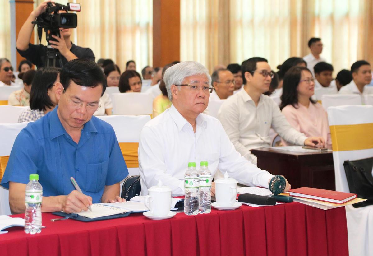 Bí thư Trung ương Đảng, Chủ tịch UBTƯ MTTQ Việt Nam Đỗ Văn Chiến cùng các đại biểu tham dự Hội nghị.