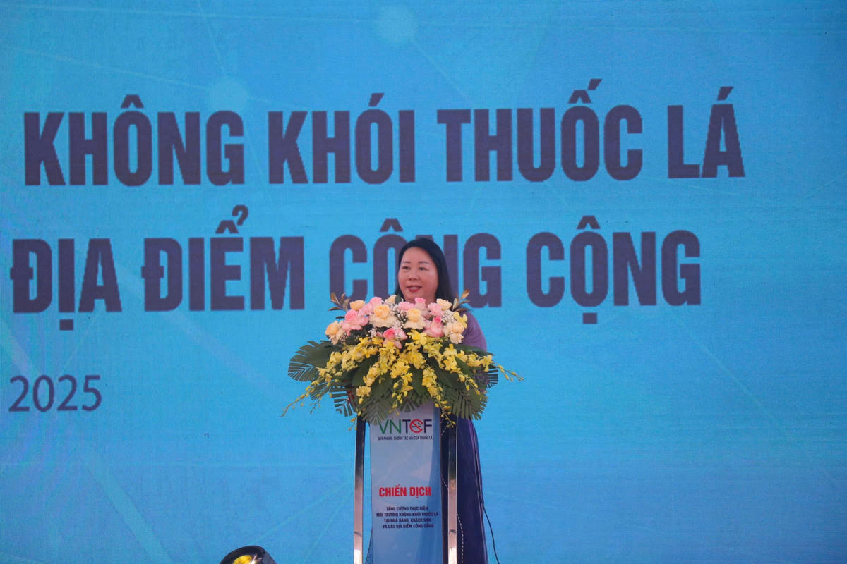 Bà Nguyễn Thị Ái Vân, Chủ tịch Ủy ban Mặt trận Tổ quốc Việt Nam thành phố Huế phát biểu tại buổi lễ. Ảnh: N.Q.