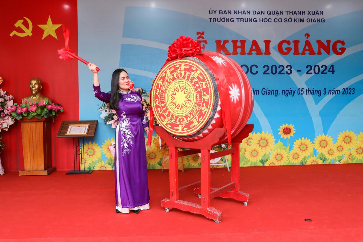 Hiệu trưởng Trường THCS Kim Giang đánh trống Khai giảng năm học 2023 - 2024.