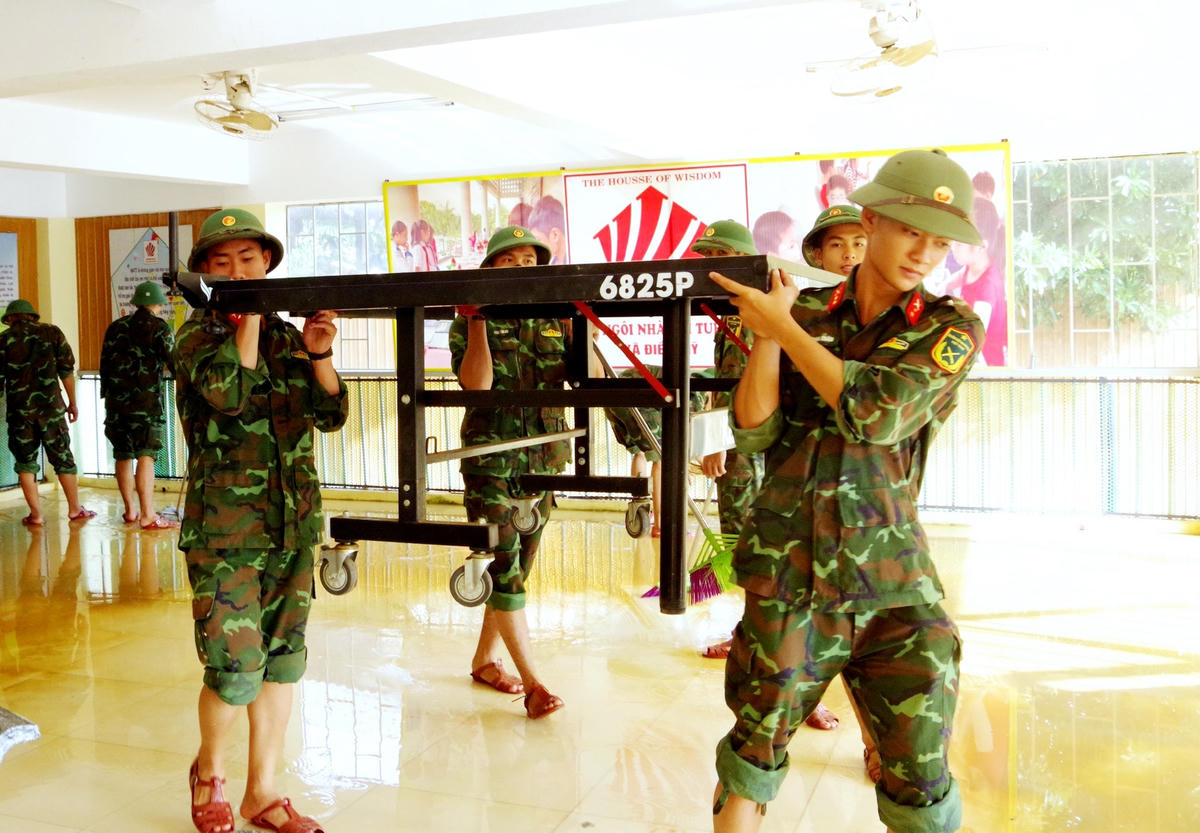 "Những ngày tới, cán bộ, chiến sĩ Bộ chỉ huy quân sự tỉnh vẫn tiếp tục tập trung lực lượng cơ động đến từng thôn xóm, sát cánh cùng cấp ủy, chính quyền và bà con nhân dân khắc phục hậu quả mưa lũ, sớm ổn định cuộc sống”, Đại tá Mai Ngọc Việt, Phó Chính ủy Bộ Chỉ huy quân sự tỉnh Hà Tĩnh nói.