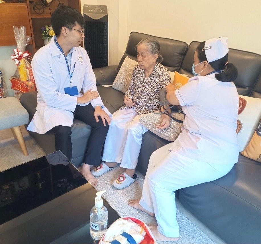 Các y, bác sĩ thăm, khám bệnh cho Bà mẹ Việt Nam Anh hùng tại quận Tân Bình.
