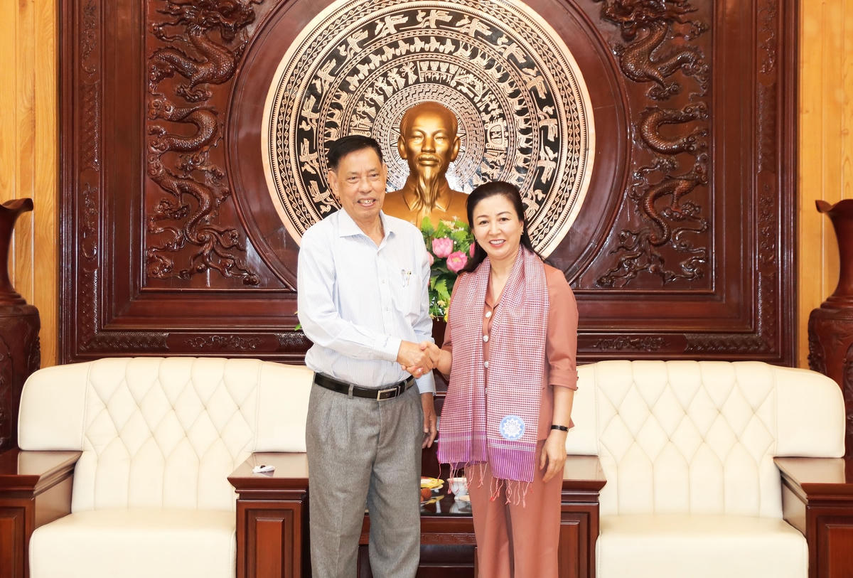Phó Bí thư Thường trực Tỉnh ủy Bắc Giang Lê Thị Thu Hồng tiếp ông Nhem Valy cùng Đoàn đại biểu cấp cao Hội đồng Quốc gia Mặt trận Đoàn kết Phát triển Tổ quốc Campuchia.