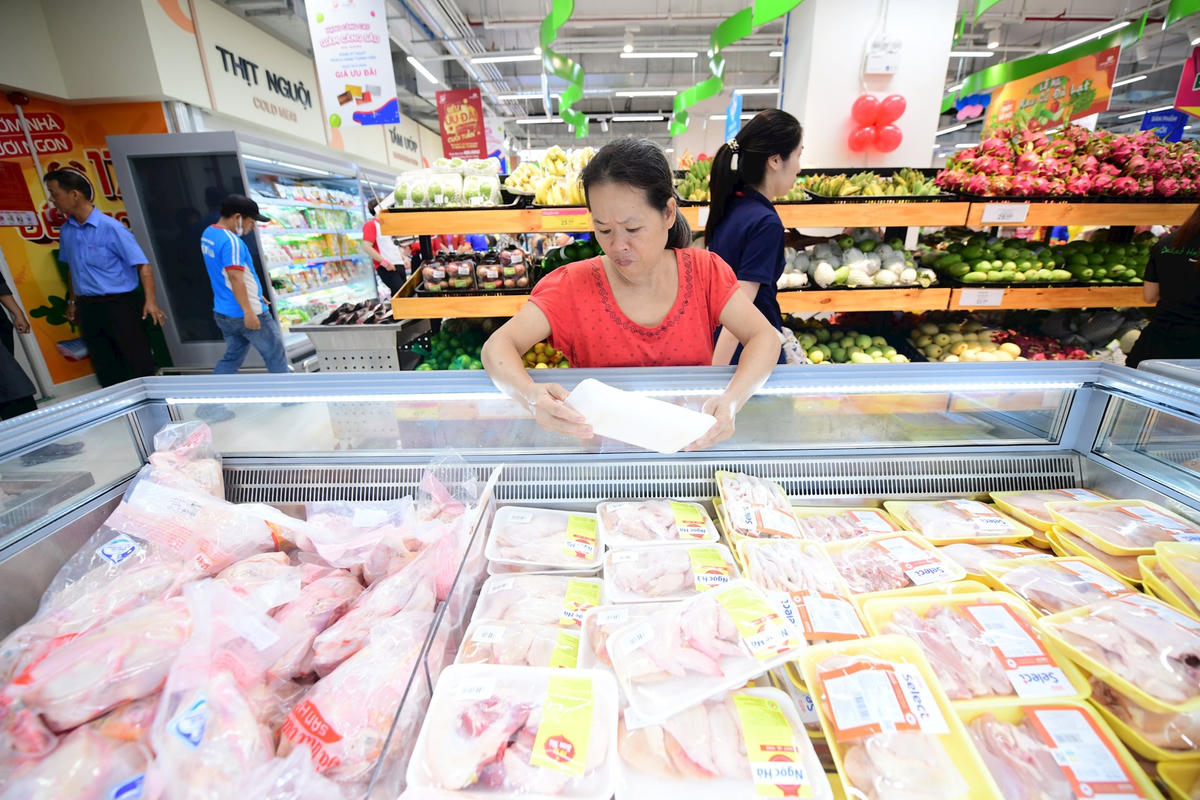 Chi tiêu cho các mặt hàng thiết yếu vẫn được đặt lên hàng đầu.