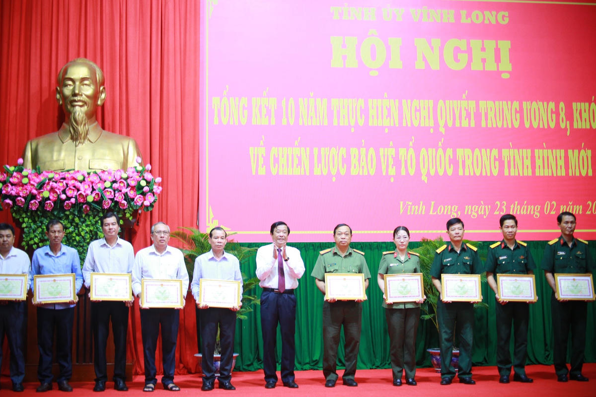 Tặng bằng khen cho tập thể và cá nhân có thành tích xuất sắc trong 10 năm thực hiện Nghị quyết Trung ương 8 (khóa XI).