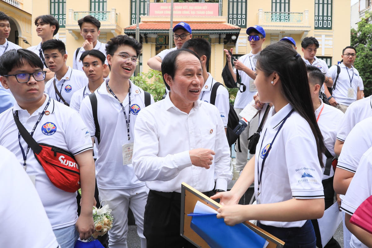Phó Chủ tịch - Tổng Thư ký Lê Tiến Châu trao đổi với các kiều bào trẻ.