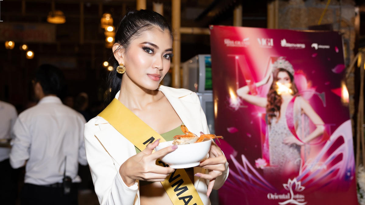 Đại diện Myanmar tỏ ra thích thú với ẩm thực tại Hạ Long. 