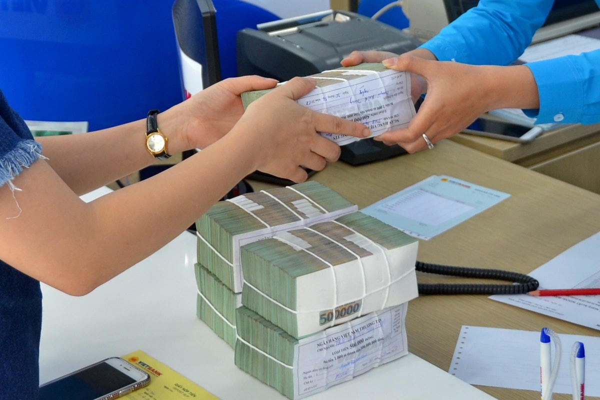 Nhiều người chấp nhận mua bảo hiểm vì cần vay tiền gấp tại ngân hàng. (Ảnh minh hoạ).