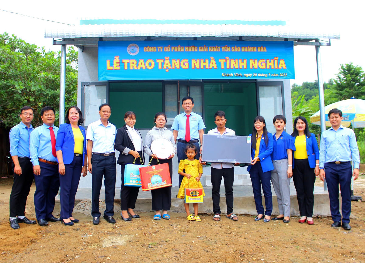 Công ty Cổ phần Nước giải khát Yến Sào Khánh Hòa trao tặng nhà tình nghĩa.