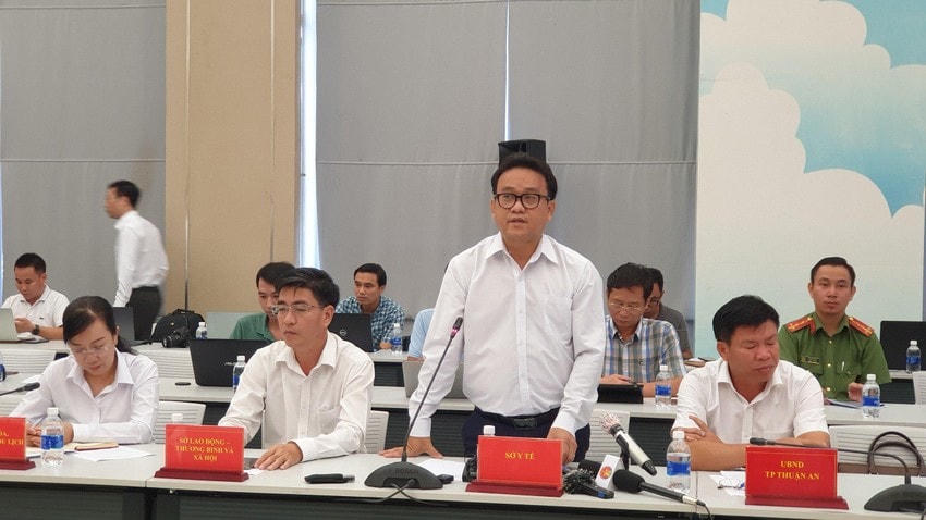Ông Huỳnh Minh Chín thông tin về các nạn nhân trong vụ cháy. Ảnh: PLO.