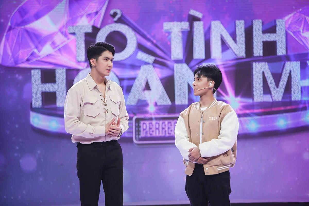 Nguyên Trực cũng bấm nút để động viên Rum. Ảnh: Perfect Universe.