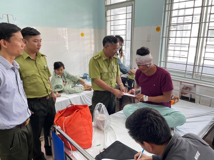 Lãnh đạo Chi cục kiểm lâm Đồng Nai thăm hỏi, động viên các kiểm lâm bị thương tích. Ảnh: CTV.