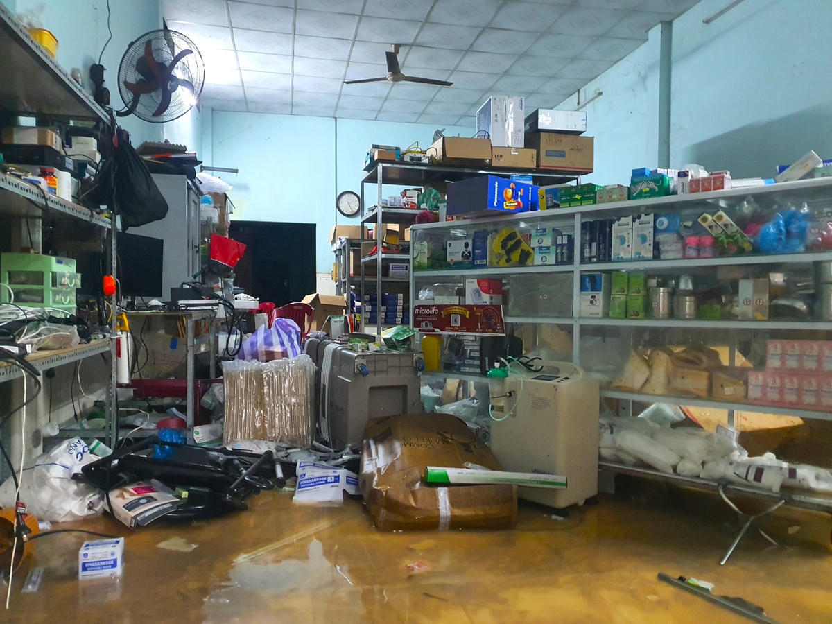 Thiết bị đồ dùng sinh hoạt gia đình anh Viễn bị ngập nước.