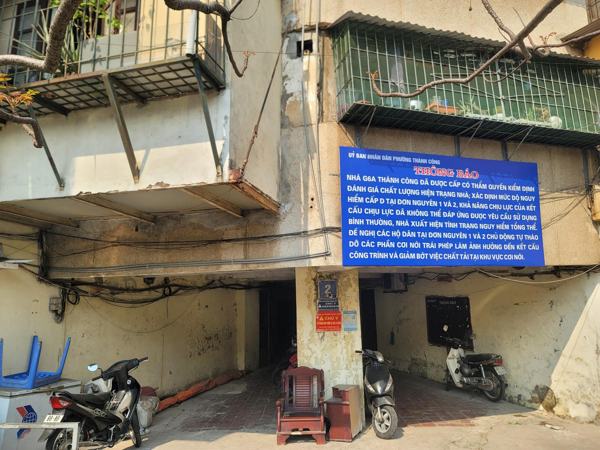 UBND phường Thành Công đã ra thông báo cho cư dân tháo dỡ các phần cơi nới thế nhưng nhiều hộ vẫn không chấp hành.