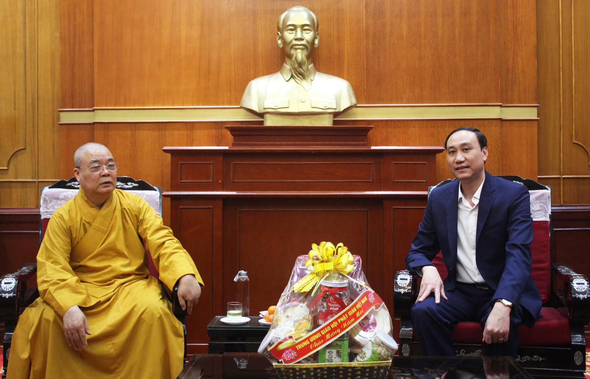 Phó Chủ tịch Phùng Khánh Tài trò chuyện cùng Hòa thượng Thích Thanh Nhiễu.