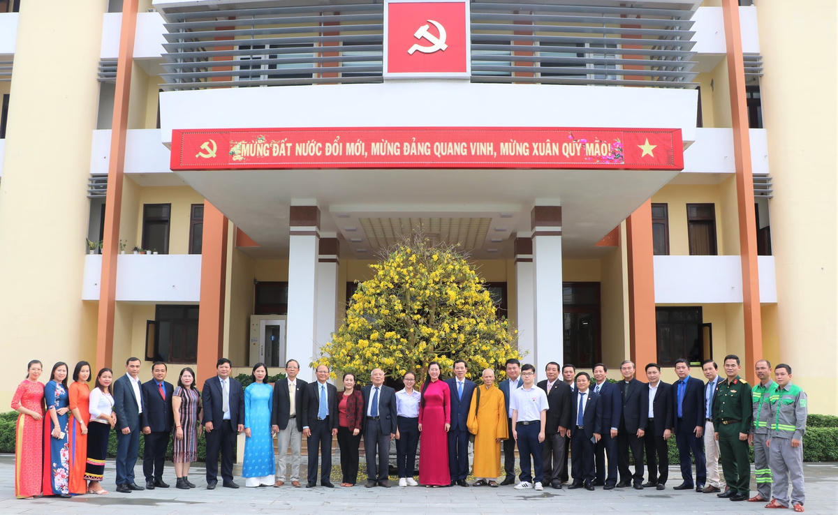 Các lãnh đạo tỉnh Quảng Ngãi chụp ảnh lưu niệm.