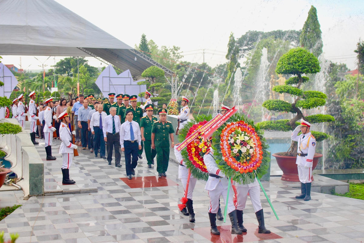 Lãnh đạo tỉnh Bình Thuận và các đại biểu đã đặt vòng hoa, thành kính dâng hương các anh hùng liệt sĩ nhân ngày 27/7.