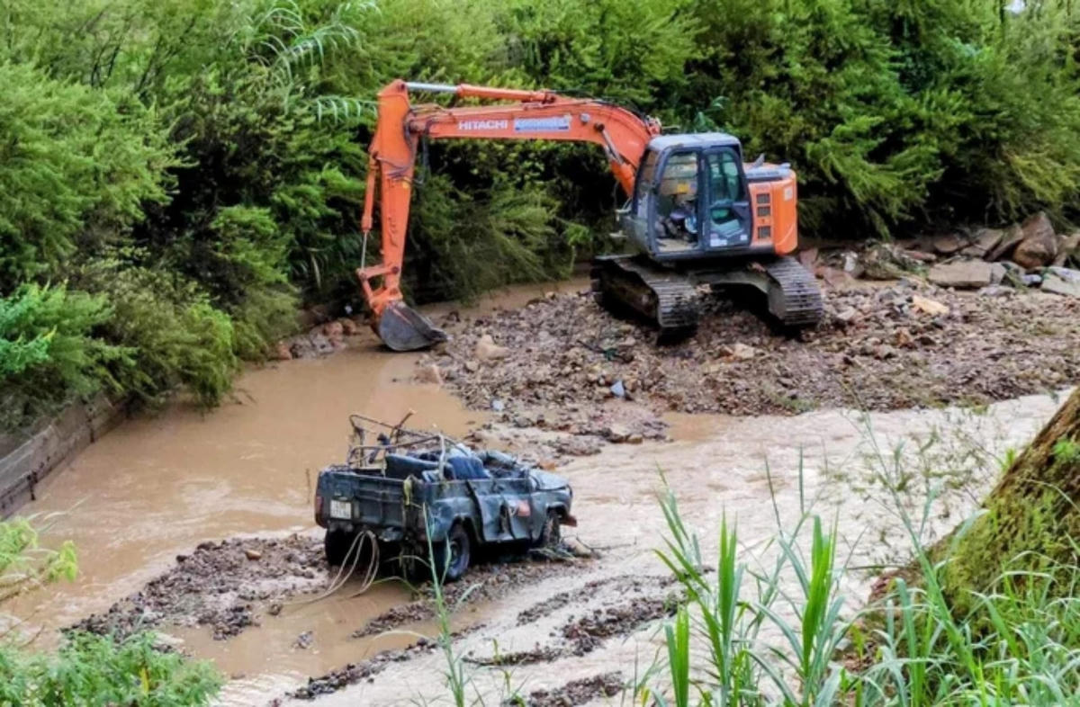 Chiếc xe bị lũ luốn trôi làm 4 du khách thiệt mạng.