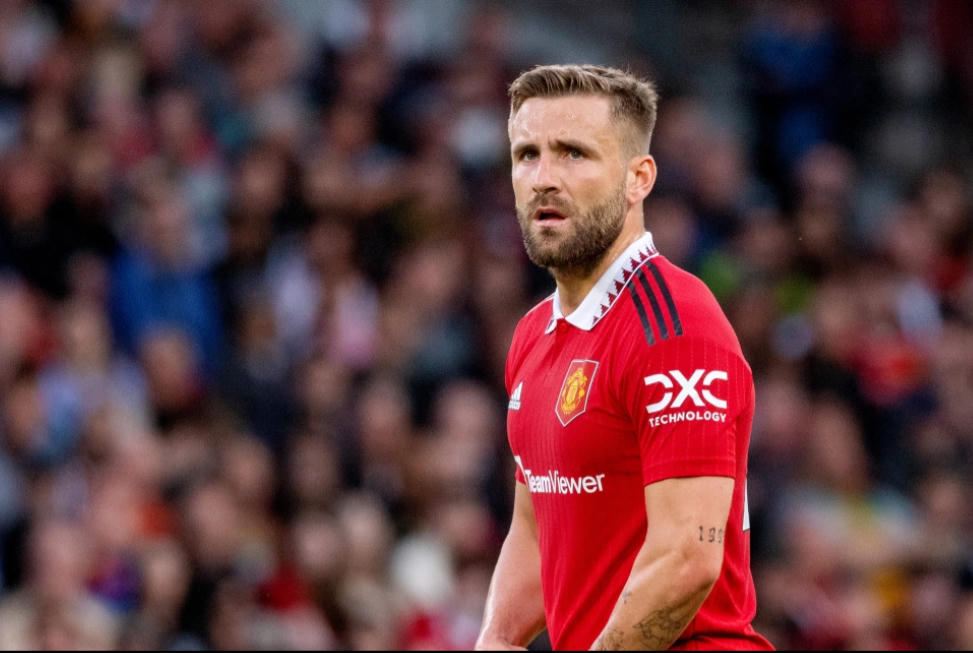 Luke Shaw bị buộc phải rời sân ở hiệp một do bị dính chấn thương. Ảnh: Getty.