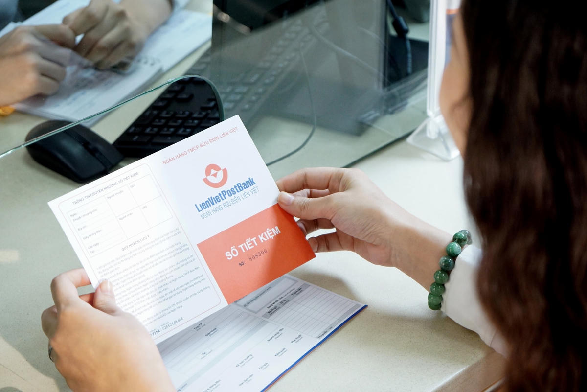 Việc chuyển nhượng sổ tiết kiệm nên thực hiện tại quầy giao dịch của ngân hàng. Ảnh: Quang Vinh.