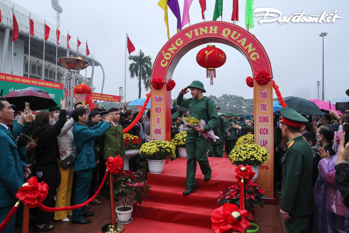 Các tân binh chào tạm biệt người thân lên đường nhập ngũ.