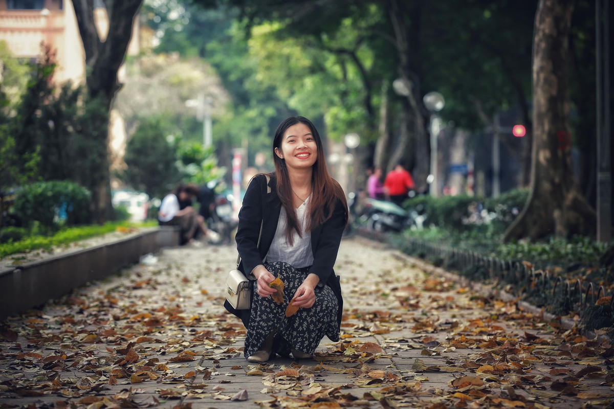 Trên vỉa hè, thảm lá vàng phủ kín khiến khung cảnh ở đây càng trở nên lãng mạn.