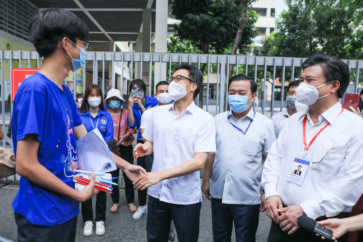 Phó Thủ tướng Vũ Đức Đam hỏi thăm, động viên thí sinh đầu tiên ra khỏi điểm thi trường THCS Nghĩa Tân.
