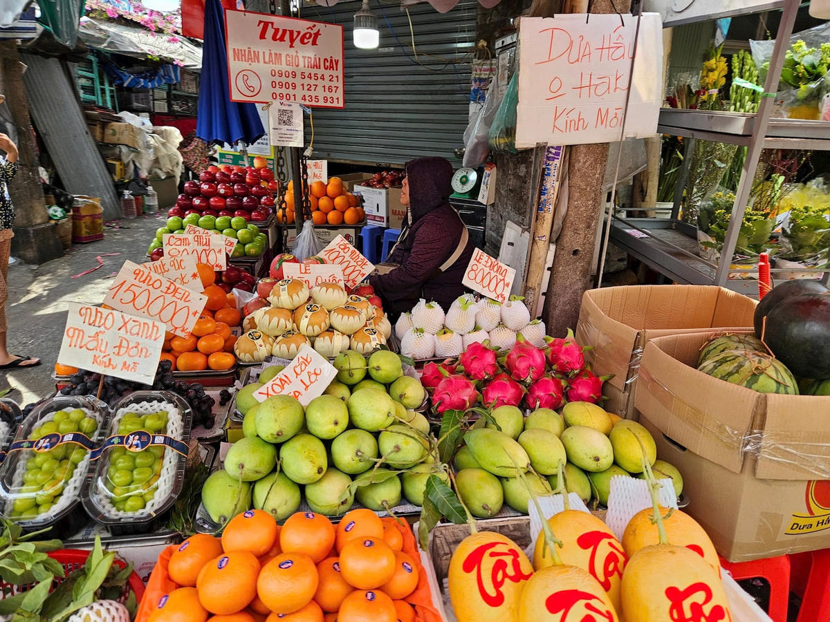 Tiêu dùng - Nhiều cửa hàng trái cây mở cửa bán sớm