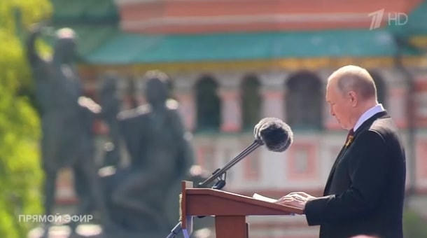 Tổng thống Nga Vladimir Putin phát biểu tại Lễ duyệt binh. Ảnh cắt từ video.  