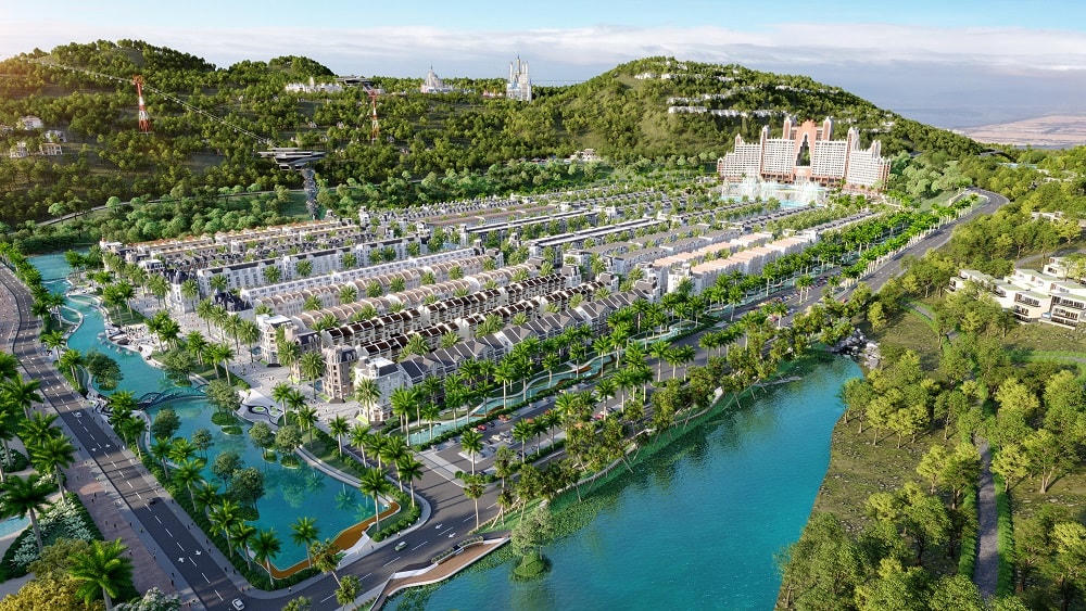 Hồ điều tiết gồm có nhiều hạng mục tiện ích như lối đi bộ, đảo cây, sân chơi, bè nổi trồng thủy sinh, chòi nghỉ… Ngoài ra, thành phố bán đảo còn nối dài trải nghiệm làn nước tươi mát cho du khách bằng chuỗi tiện ích gắn liền với nước như: khu trò chơi dưới nước, tổ hợp công viên nước…