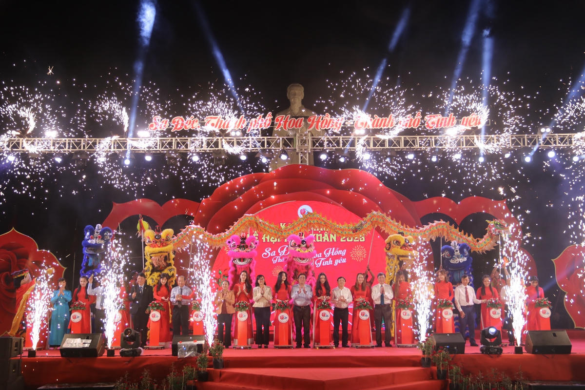 Cắt băng khai mạc.