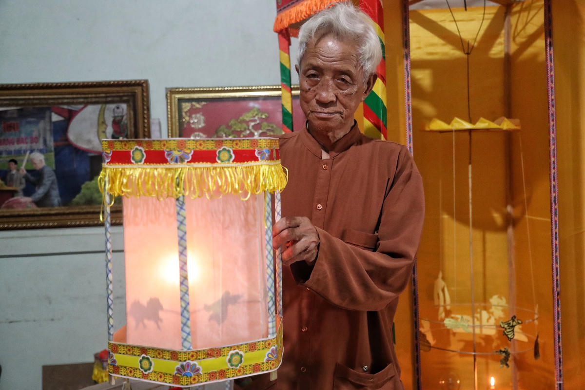 Ông Quyền bên chiếc đèn kéo quân đã hoàn thành.