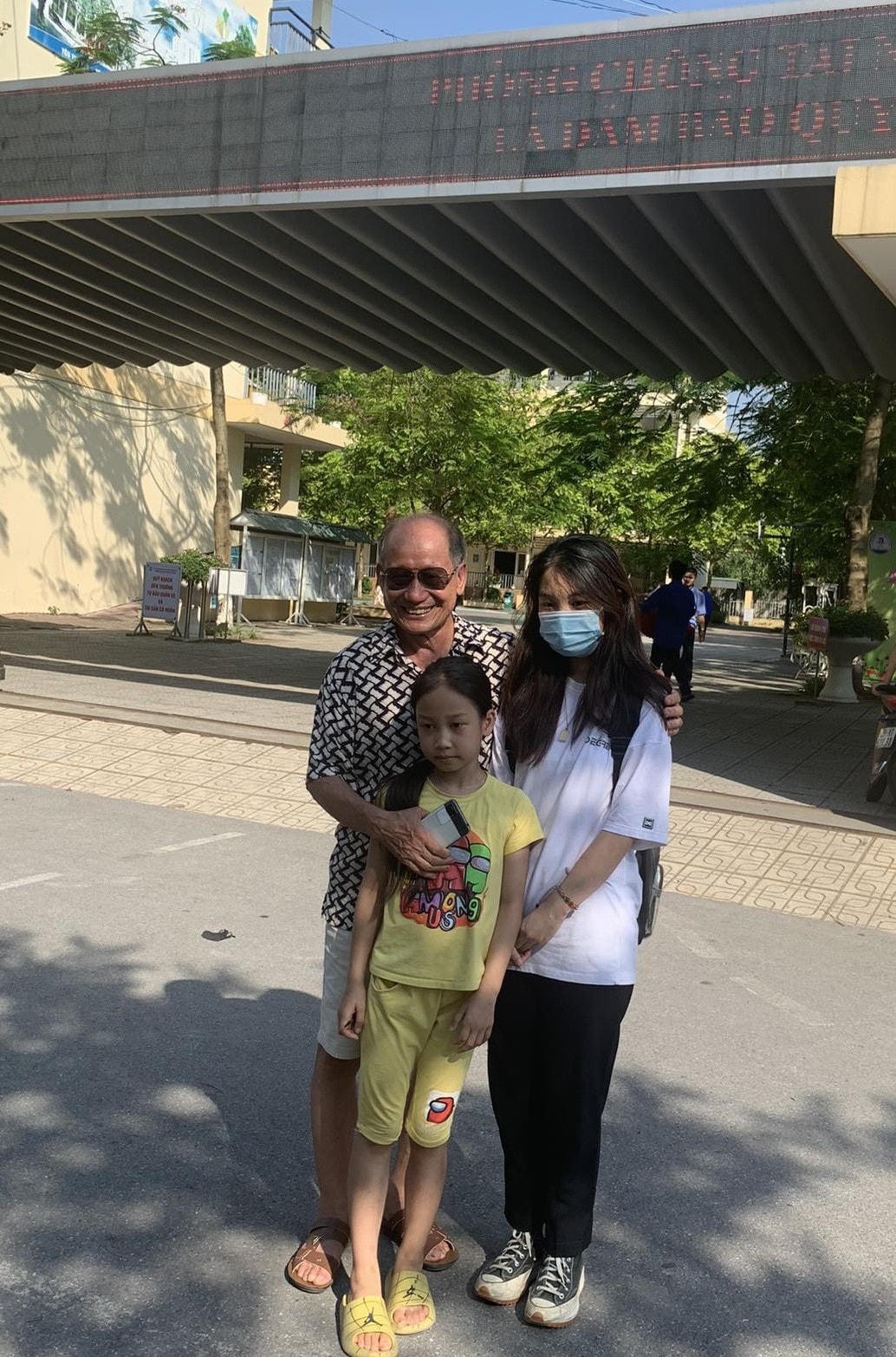 Bác Trần Hùng chụp ảnh lưu niệm cùng cháu gái trong buổi thi cuối cùng.