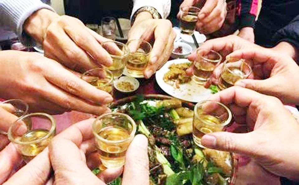 Người dân nên sử dụng rượu có nguồn gốc và cũng nên hạn chế sử dụng rượu bia để đảm bảo sức khỏe đặc biệt là không uống ượng bia khi tham gia giao thông.