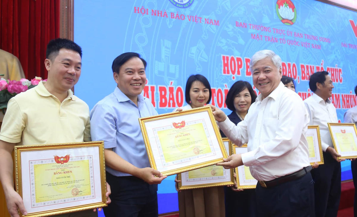 Chủ tịch Đỗ văn Chiến trao Bằng khen cho các tập thể cá nhân tích cực tham gia phối hợp hưởng ứng Giải.
