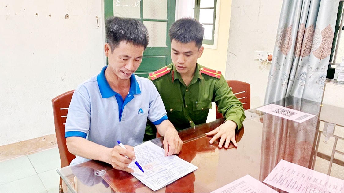 Anh Phạm Văn Bằng làm thủ tục xác minh và trao trả lại số tiền cho người chuyển nhầm vào tài khoản.