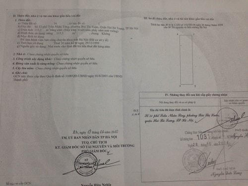 Cuốn “sổ đỏ” được Sở Tài nguyên và Môi trường Hà Nội cấp giấy chứng nhận quyền sử dụng đất, quyền sở hữu nhà ở và tài sản khác gắn liền với đất cho Công ty Kính mắt.