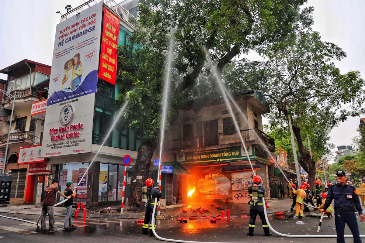 Nhận được lệnh điều động của trung tâm thông tin chỉ huy Công an TP Hà Nội, lực lượng Cảnh sát PCCC&CNCH Công an quận Ba Đình và đội chữa cháy và cứu nạn, cứu hộ khu vực 1 - phòng PC07 đã triển khai 3 xe chữa cháy chuyên dụng và 1 xe thang cứu hộ, giải cứu thành công 1 nạn nhân đang mắc kẹt trên tầng 4 của toà nhà bị cháy.