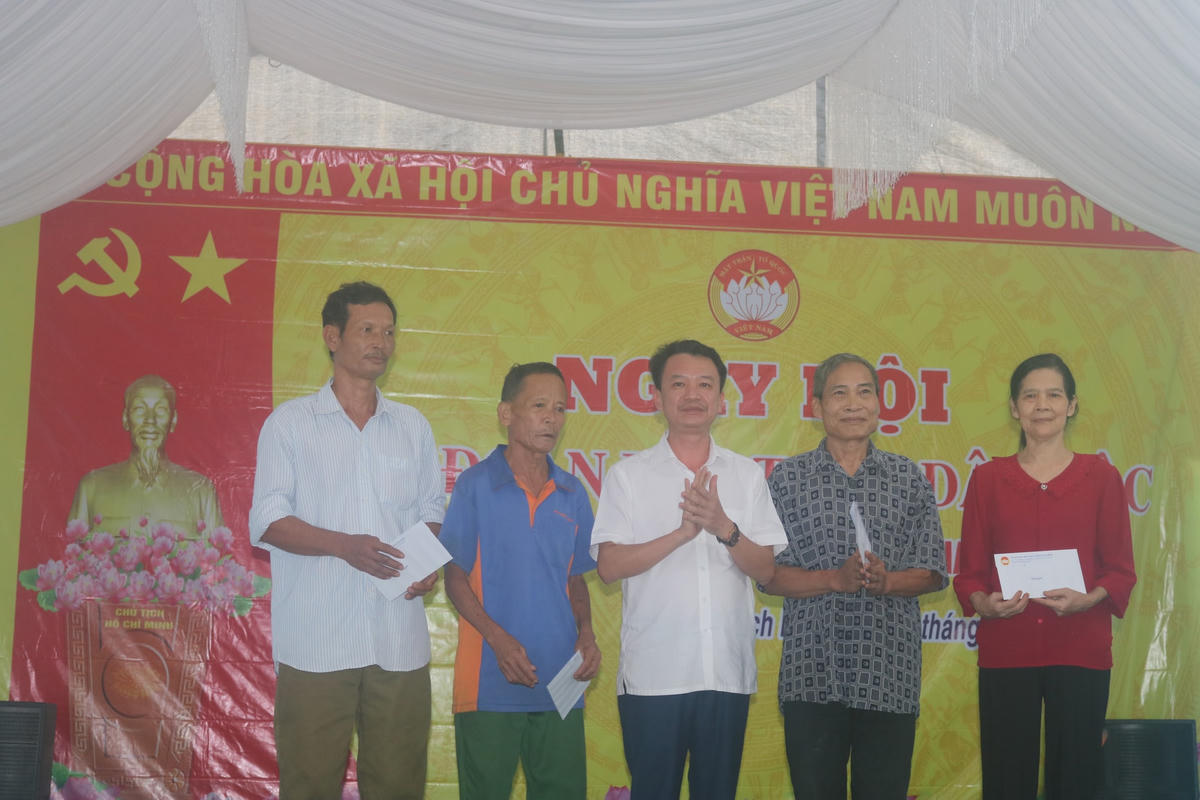 Ông Trần Quang Minh, Phó Chủ tịch Uỷ ban MTTQ tỉnh Quảng Bình tặng quà cho các hộ nghèo ở thôn 2 Thiết Sơn.