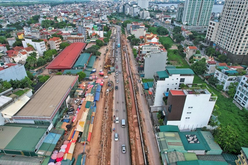 Phó Chủ tịch UBND thành phố Hà Nội Nguyễn Mạnh Quyền yêu cầu chủ đầu tư khẩn trương đắp hoàn trả toàn bộ phạm vi đã đào xẻ thân đê, có biện pháp bảo đảm an toàn chống lũ cho đê.