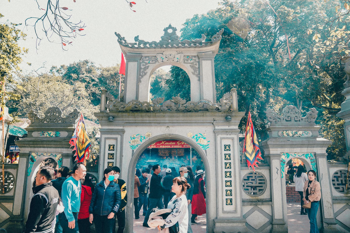 Thời tiết đẹp, nắng ấm, hàng nghìn người dân địa phương cùng du khách thập phương đổ về đền ông Hoàng Mười (xã Xuân Hồng, huyện Nghi Xuân, tỉnh Hà Tĩnh) để du xuân và làm lễ cầu bình an trong năm mới.