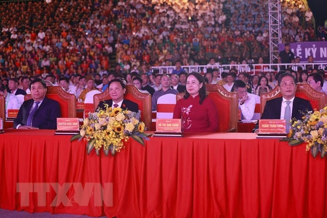 Ông Trần Tuấn Anh, Trưởng Ban Kinh tế Trung ương và Phó Chủ tịch nước Võ Thị Ánh Xuân cùng các đại biểu dự Lễ kỷ niệm 370 năm xây dựng và phát triển tỉnh Khánh Hòa. Ảnh: Dương Giang/TTXVN.