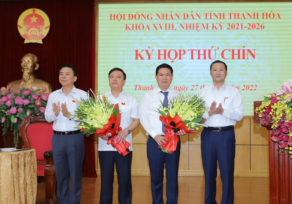 Tân Giám đốc Sở TNMT Thanh Hóa Lê Sỹ Nghiêm (người thắt ca vát).
