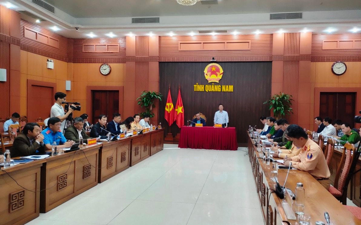Buổi làm việc của các cơ quan chức năng sau vụ TNGT khiến 10 người tử vong.