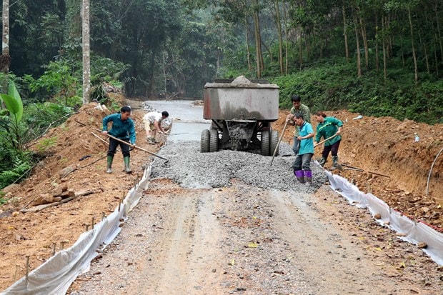Làm đường bê tông ở thôn Khuổi Bốc, xã Trung Minh, huyện Yên Sơn.